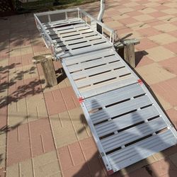 Tow hitch hauler with ramp