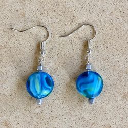 🦋 Pretty, turquoise w/ green transparent swirled beaded earrings