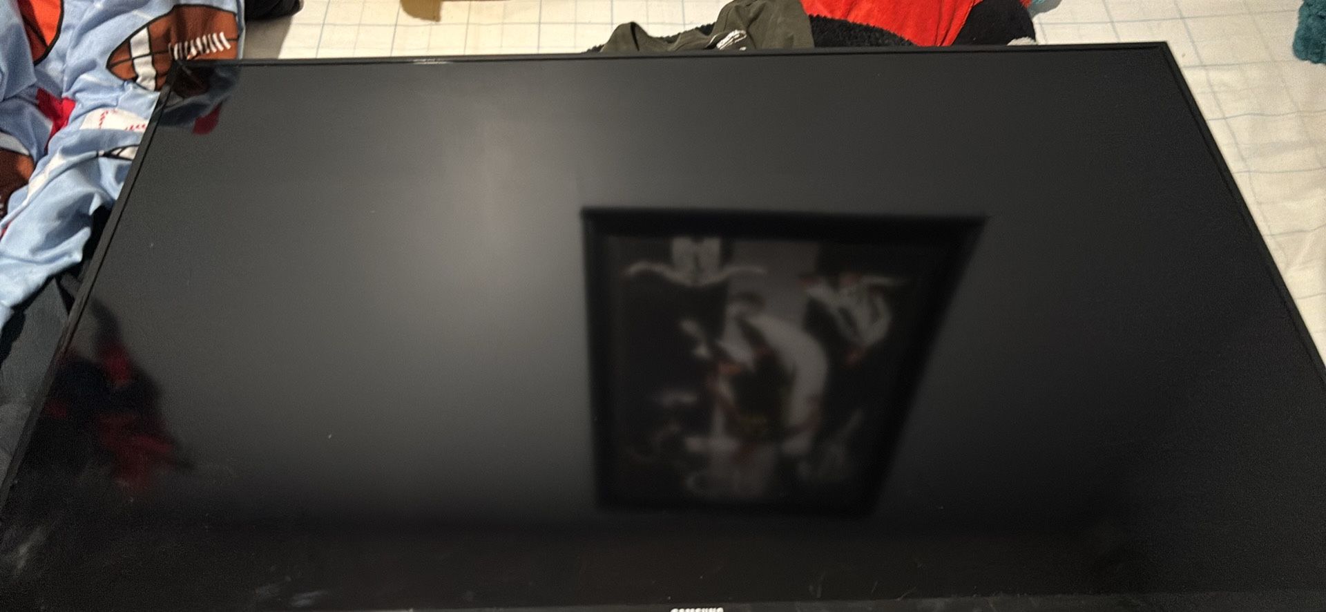 tv Comes with control Nothing is damaged and in perfect conditions 40 in