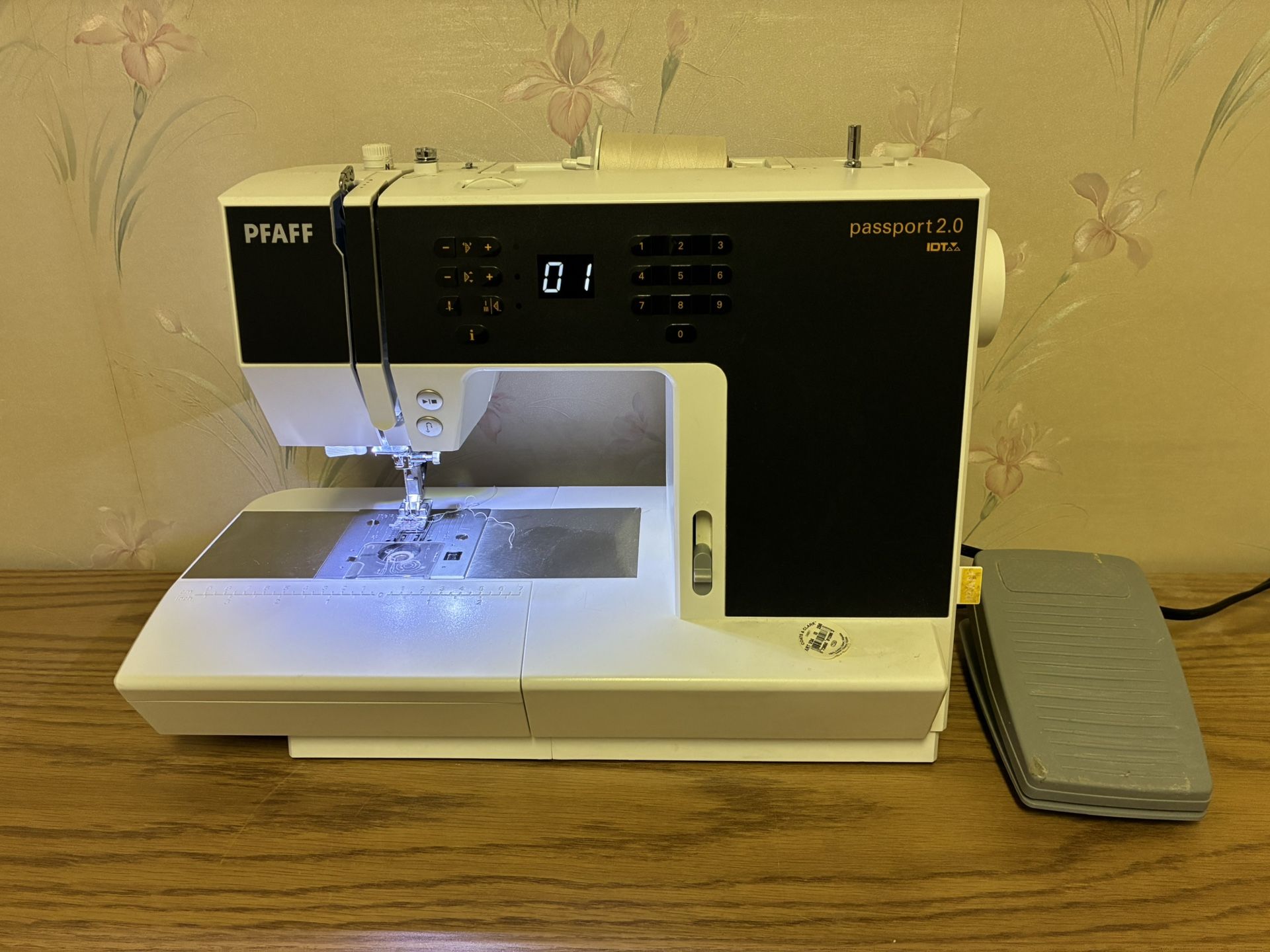 Pfaff Passport 2.0 Sewing Machine In Excellent Condition