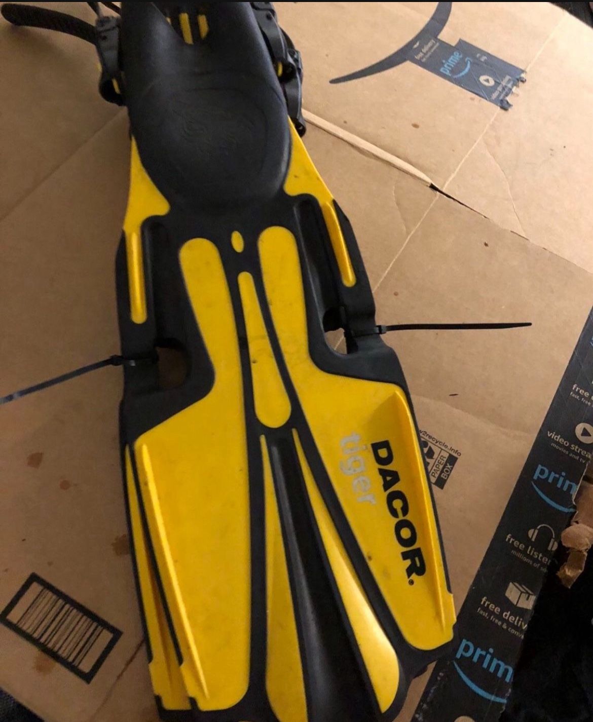 Dacor Tiger Fins Diving Scuba, Black And Ywllow Size Regular