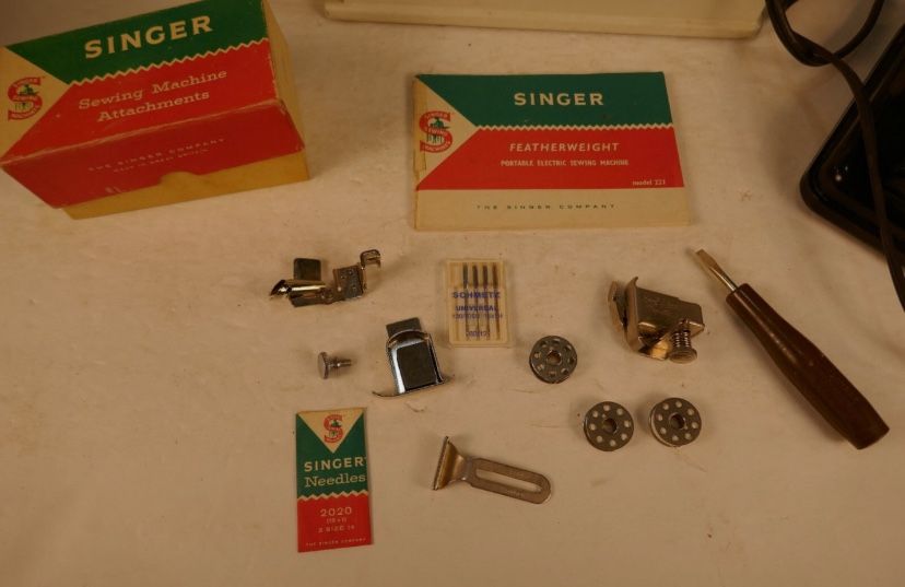 Singer Featherweight 221K5 Wht Sewing Machine w/Case and Accessories