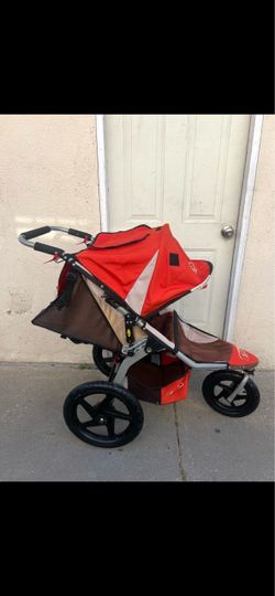 BOB REVOLUTION JOGGER STROLLER