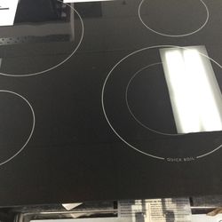 Frigidaire cooktop - 4 Burner ceramic glass Model#FFEC3025UB