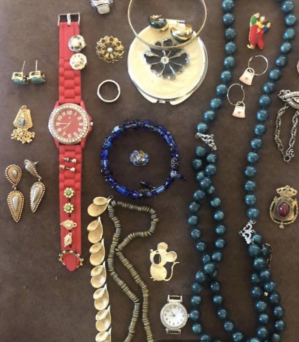 30 Vintage Costume Jewelry Item Lot-Designer Pieces-Earrings-Necklaces-Rings-Bracelets-Pins/Brooches-Compact mirror has a crack, But all are functiona