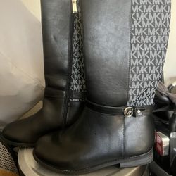 Michael Korse boots 
