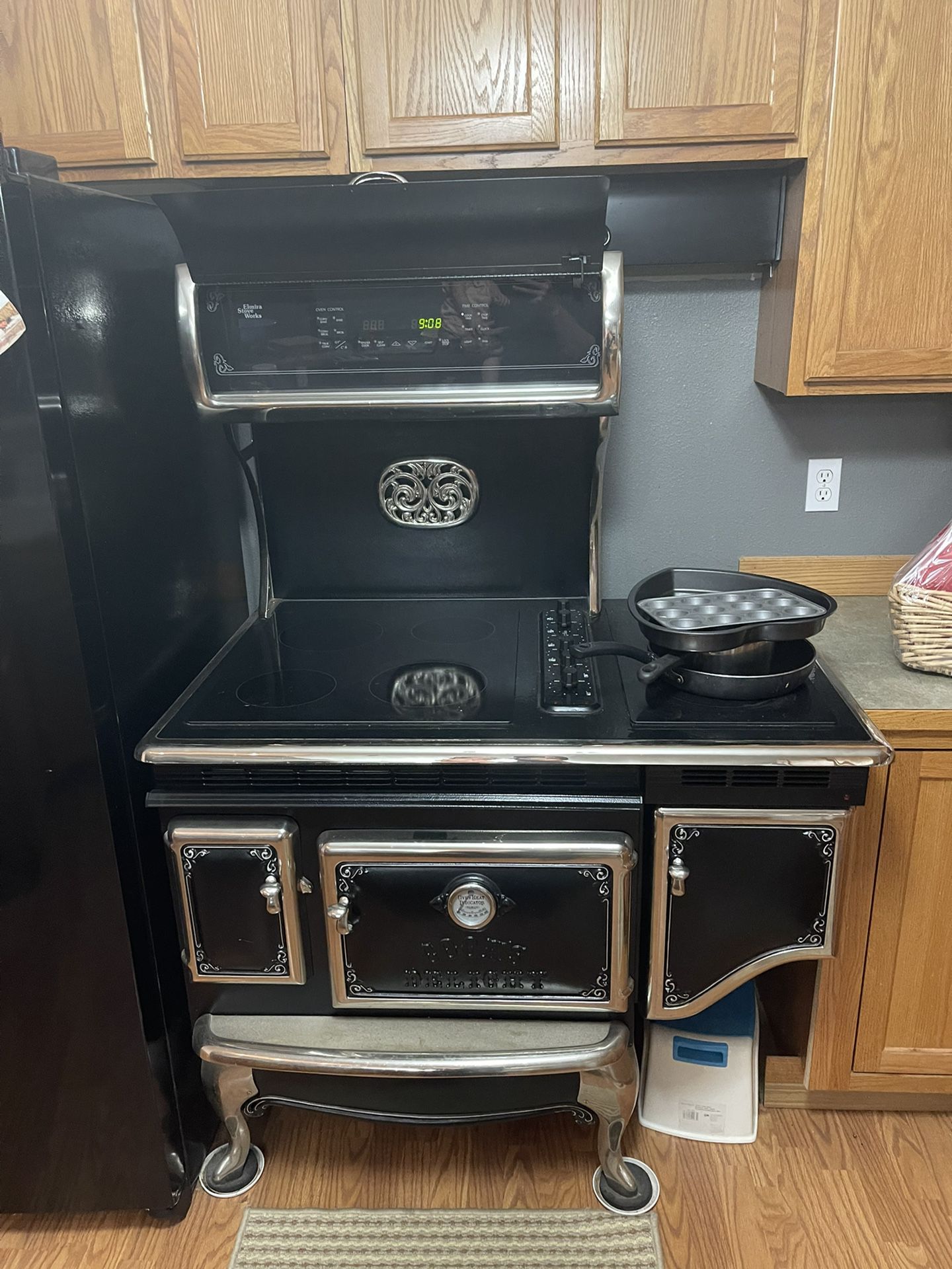Elmira Cooks Delight Model 1855 Electric Stove Black With Chrome Accents