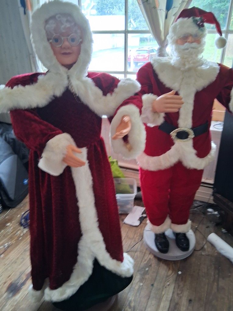 Rare Mr and Mrs claus singing and dancing