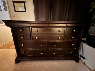 Solid Nine-Drawer Bedroom Dresser