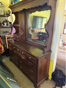 Large dresser with mirror, great condition just one dray reds a little tlc, for pick up and cash only