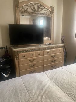 Dresser mirror 2 complete twin beds 2 matching night stands All for 150