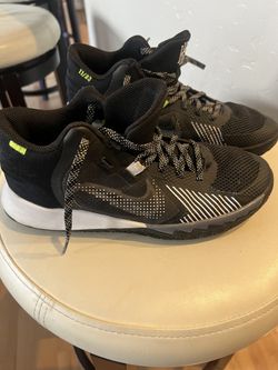 Kyrie Basketball Shoe