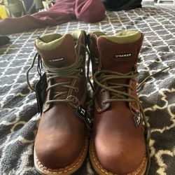   BOOTS  HAWX.   7  1/2.  NEW