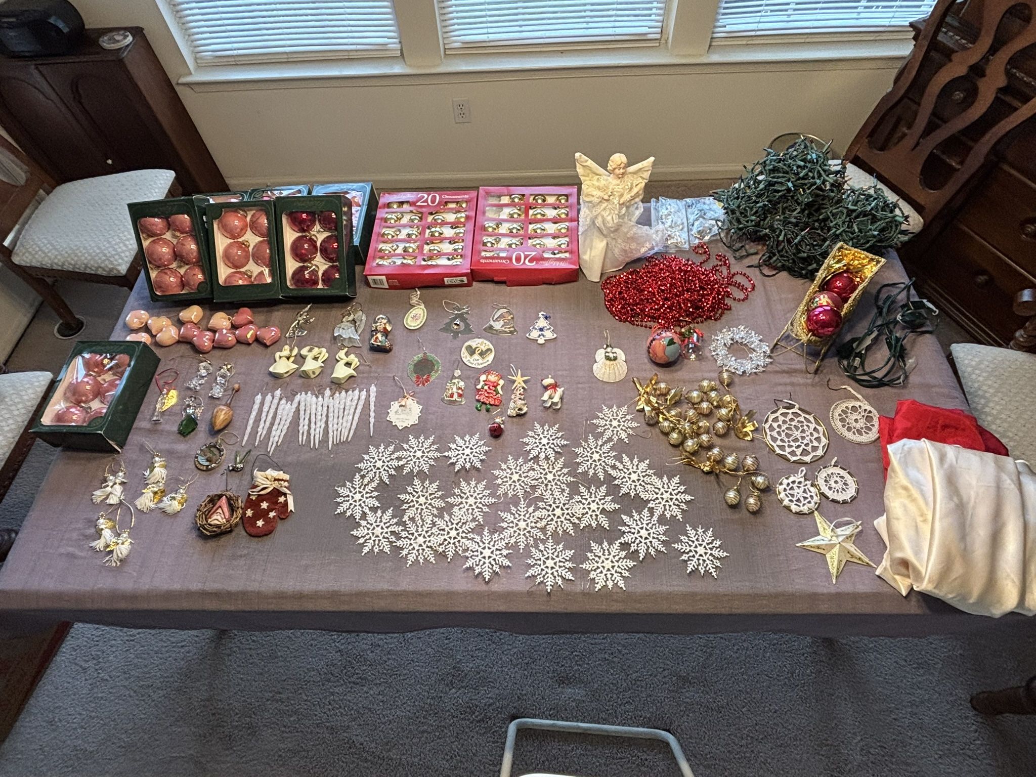 Christmas Tree Ornaments and Decorations, lot of 200+, good to new condition, 25 snow flake, 4 handmade woven, 6 handmade tassle, 18 icicle, 12 heart,
