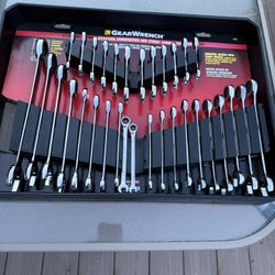 Gear Wrench 32 Piece 72-Tooth 12 Point SAE/Metric Standard/Stubby Combination Ratcheting Wrench Set - Brand New