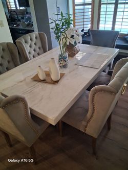 Beautiful Dining table and 6 chairs.