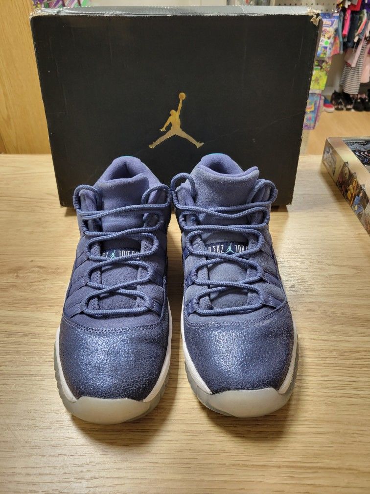 Jordan 11 low Blue Moons