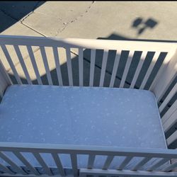 Folding Baby Crib /turns Into A Toddler Bed 