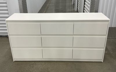 WHITE MODERN DESIGN 9- DRAWER WOOD DRESSER NEW CONDITION DELIVERY AVAILABLE