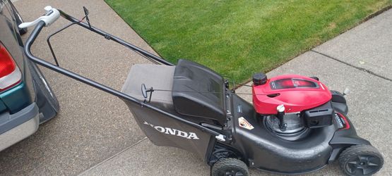 Honda HRN 216 self-propelled lawnmower with quadra blade cutting system
