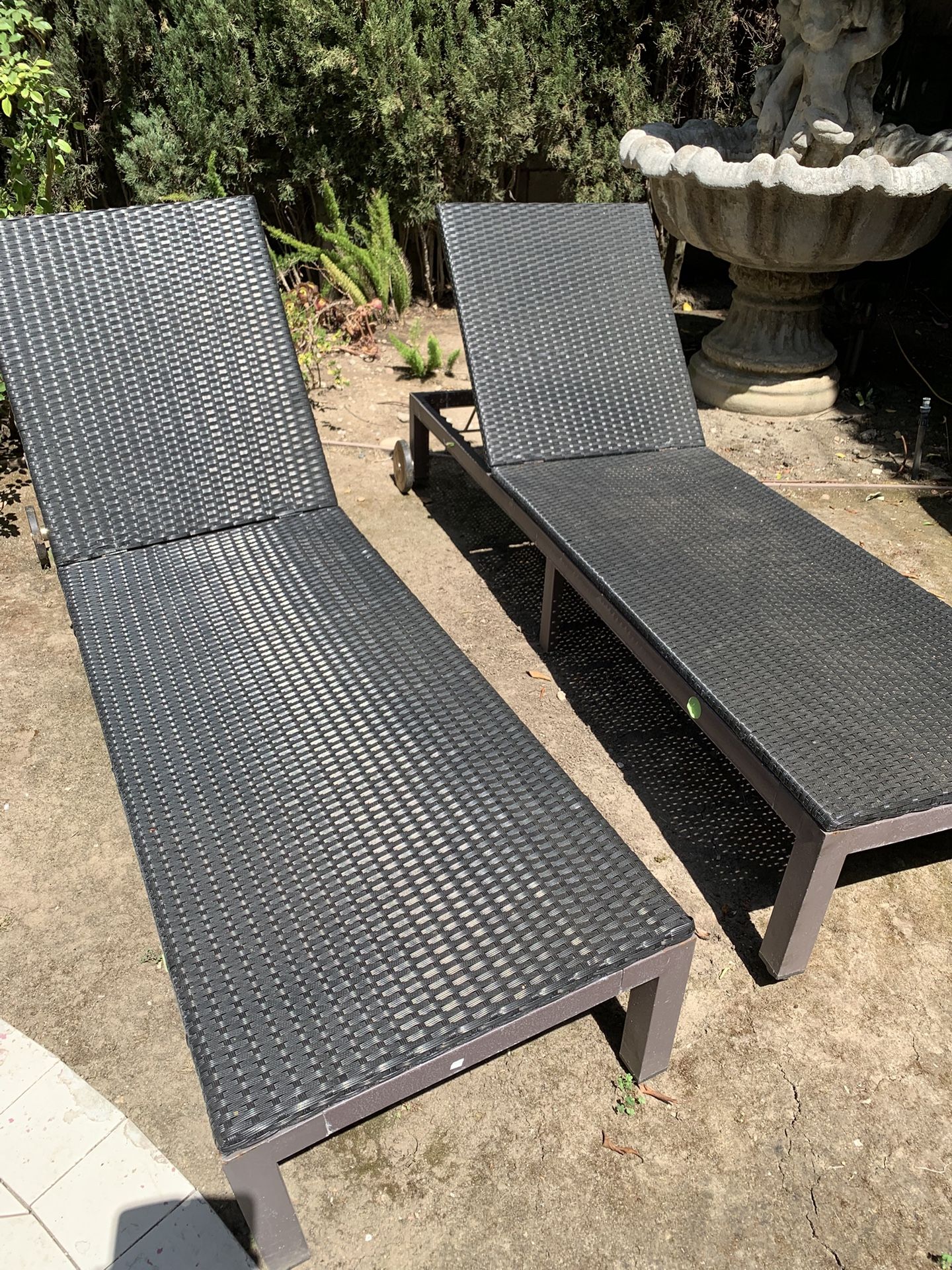 DORTALA Outdoor Pool Chaise Lounge Chair, Metal Rattan Lounger Recliner Chair W/Wheels, Folding Wicker Chaise Chair