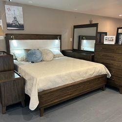 New FLOOR SAMPLE King Bedroom Set