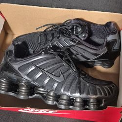 Woman nike shox size 9