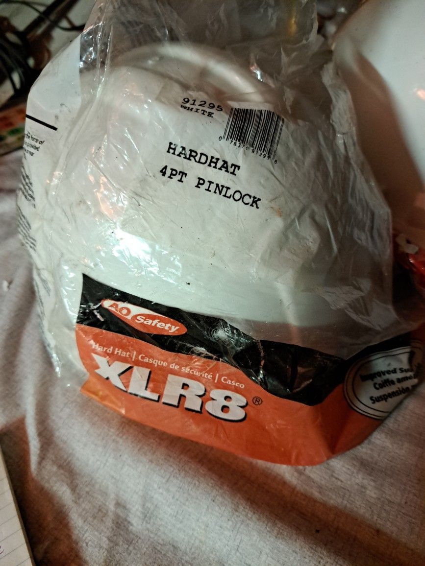 Hard Hats 4 PT Pinlock White 2PK