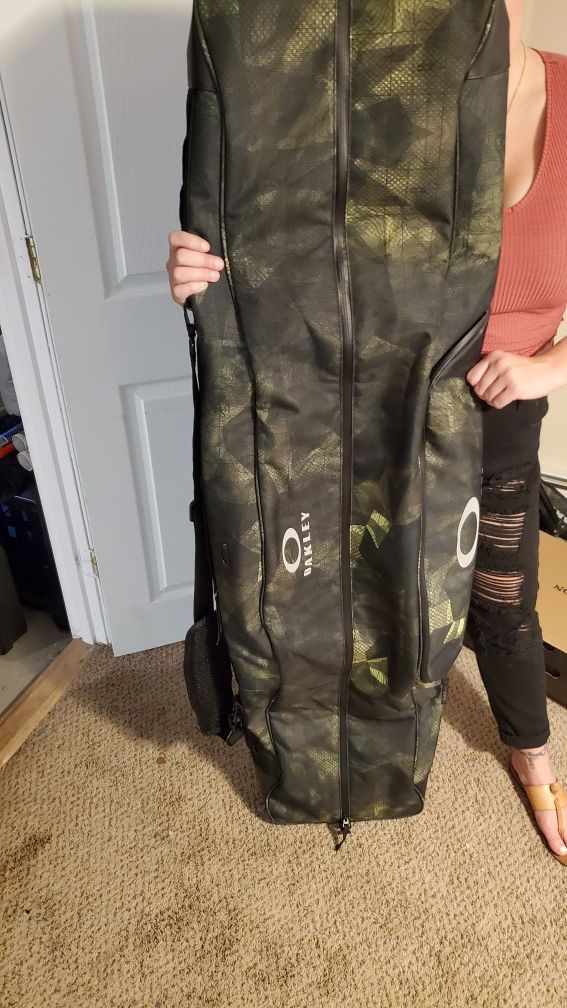 oakley snowboard bag with wheels