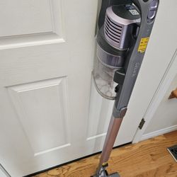 New Cond CORDLESS SHARK VACUUM  , ATTACHMENT  , AMAZING POWER SUCES  , WORKS EXCELLENT. , IN THE BOX 