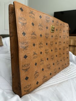 MCM Standing Pouch In Visetos Original Design 