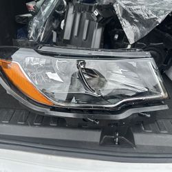 Jeep Compass 2018-2021 Right( Passenger) Side Headlight(one Broke t Tab)
