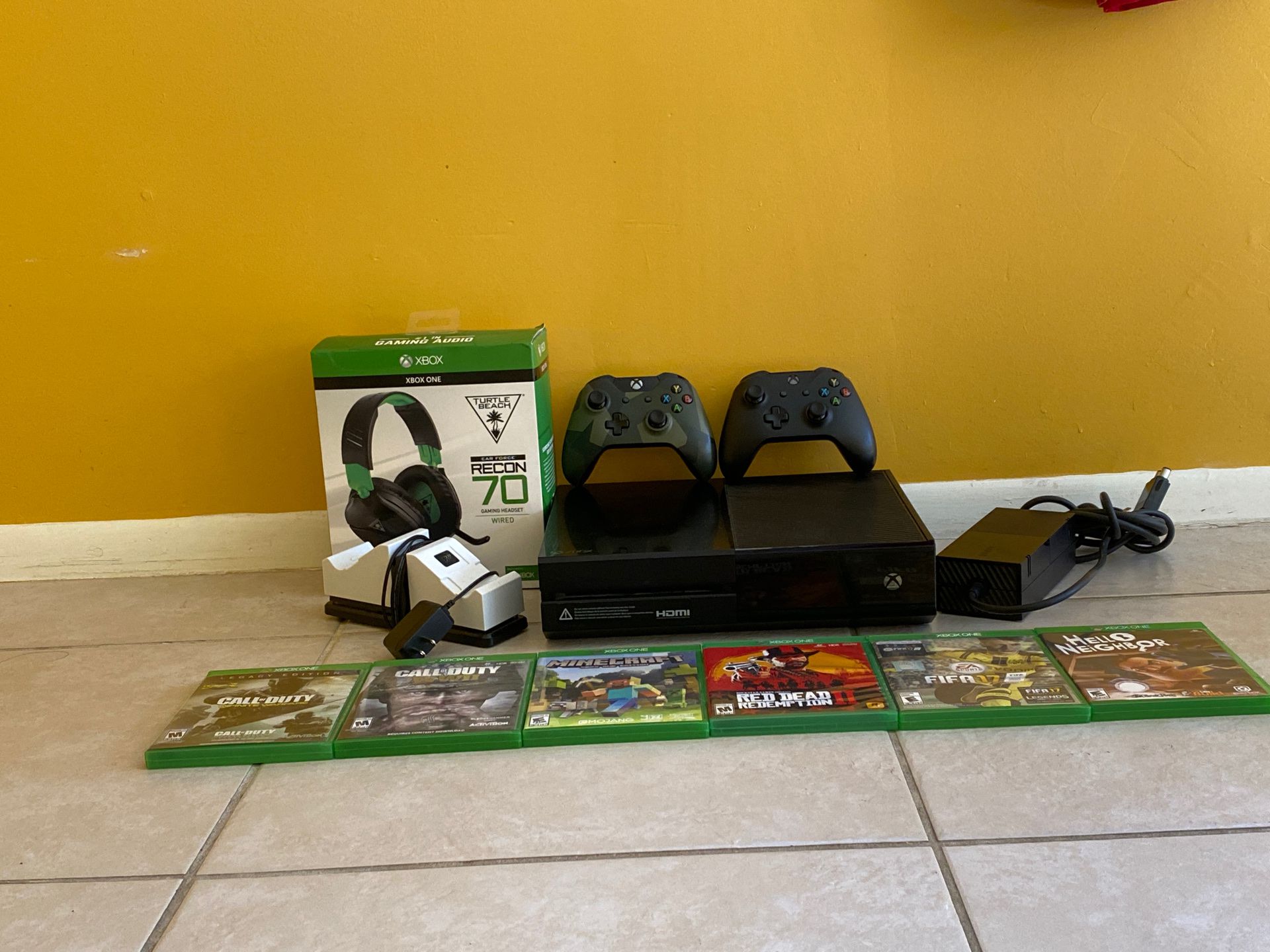 Xbox one x series with charging stand turtle beach recon 70 gaming headset with Games