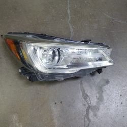 OEM Headlight 2019 Subaru Ascent and retainer Rt