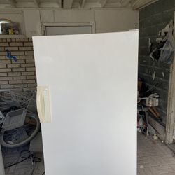 🇺🇸EXCELLENT RUNNING WHITE  17.3 cu ft. UPRIGHT  FREEZER❤️RUNS LIKE BRAND NEW😇ITS BEEN CLEANED IN & OUT🎉ALL ALL SHELFS & DRAWERS, NOTHING MISSING.