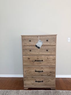 Signature Design 5-Drawer Chest Dresser