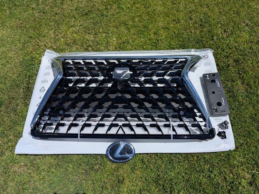 NEW Lexus GX460 Front Grille, Fits 2014 - 2022. W/Emblem