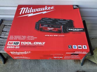 Milwaukee M18 Lithium-lon Cordless PACKOUT Radio/Speaker with Built-In Charger.  Brand NEW.  NUEVO.