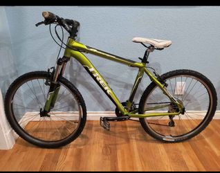 26" Trek 4300 Mountain Bike – 18" Medium Aluminum Frame  5'6"-5'10"