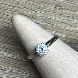 18k Gold Round Diamond Ring - Silver Band 