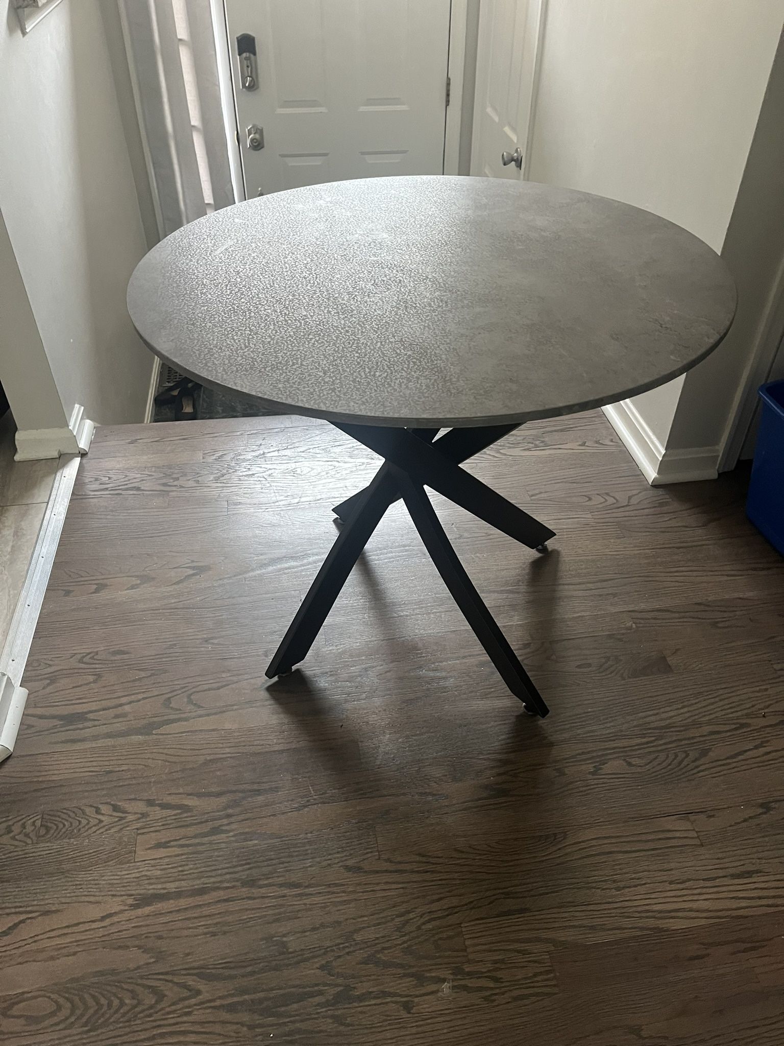 Table, Kitchen Table Modern and Like New 