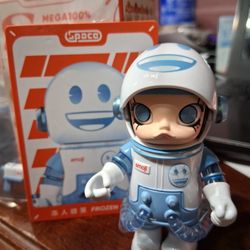 MEGA Space Molly 100% × Emoji Series - Frozen Smile