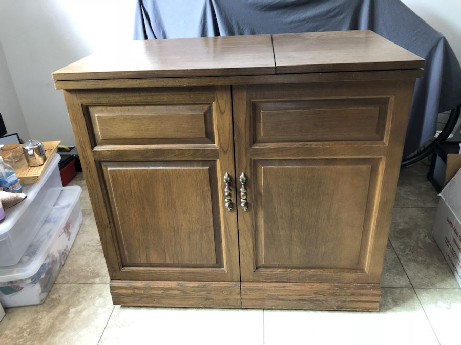 Parsons Sewing w/ Electric Lift for Sale in Chandler, AZ OfferUp