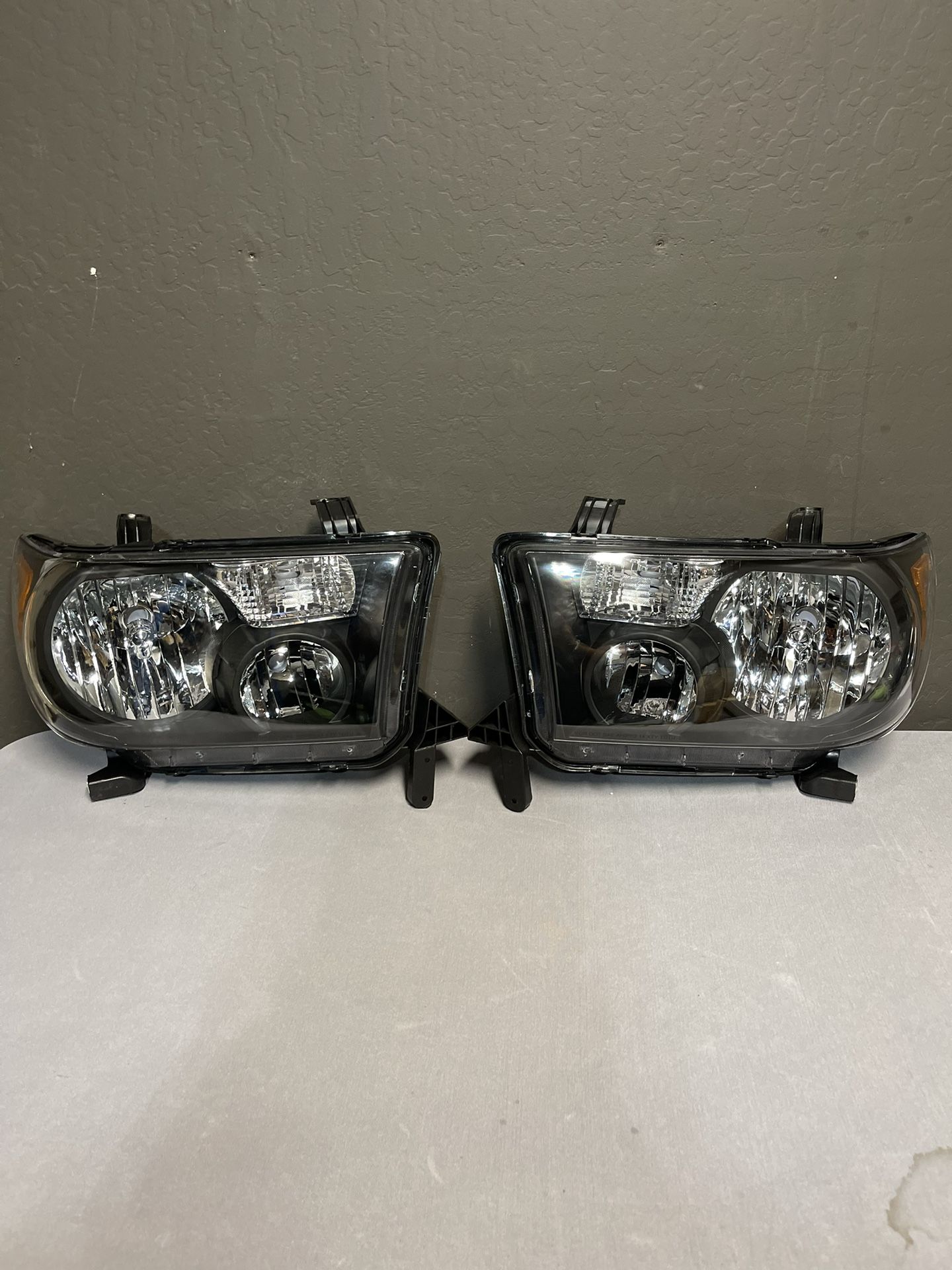 Toyota tundra / Toyota sequoia headlights