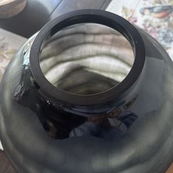 Ermoso jarrón de decoración en vidrio tallado