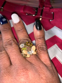 Anillo de vestir con mariposas y flores