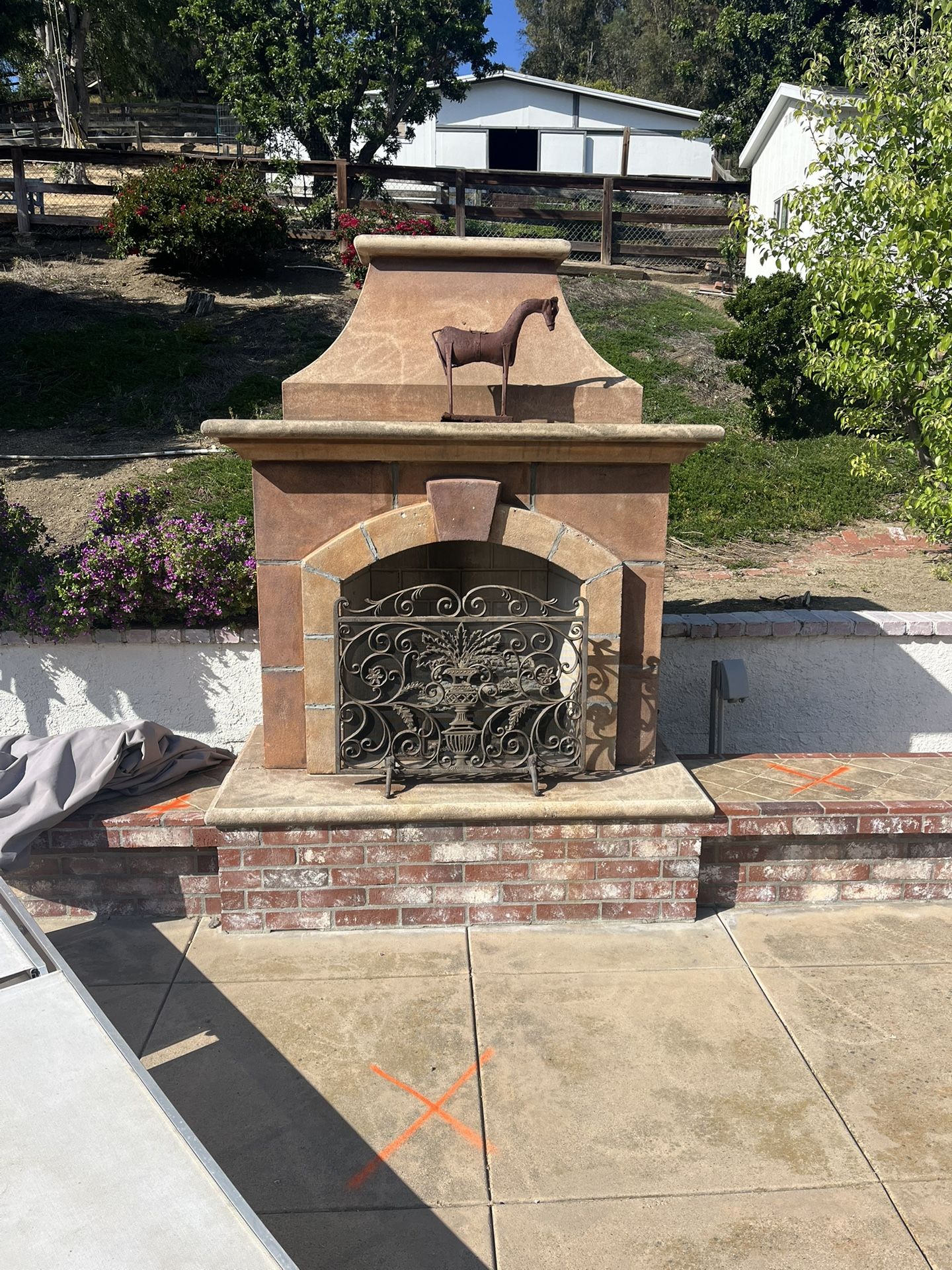 Outdoor gas fireplace