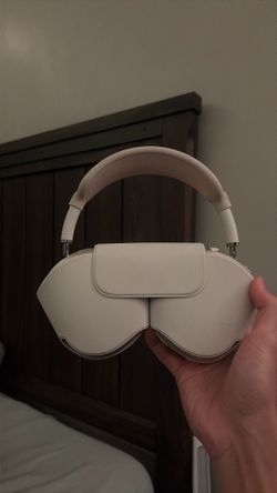 AirPod Maxes Starlight Color