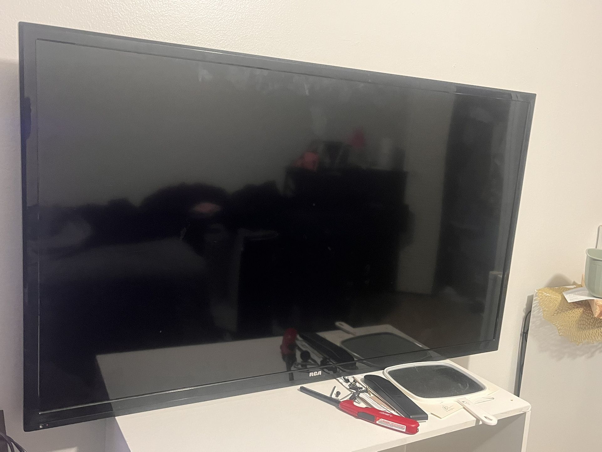 Tv, L shaped desk and a white desk