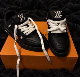 New Louis Vuitton Black & White Shoe Size 8